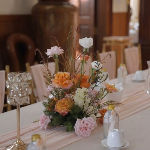 Hoa trang trí tiệc cưới cao cấp - bó hoa cô dâu tulip và hoa hồng pastel
